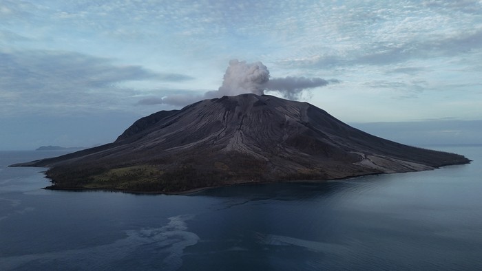 Foto udara kondisi Gunung Ruang yang mengeluarkan asap dari kawah terlihat dari Pelabuhan Tagulandang, Kabupaten Kepulauan Sitaro, Sulawesi Utara, Sabtu (4/5/2024).Pusat Vulkanologi dan Mitigasi Bencana Geologi (PVMBG) melaporkan status Gunung Ruang masih dalam status awas atau level IV dan kegempaan masih didominasi oleh tremor menerus sehingga penduduk yang bermukiman  di wilayah Tagulandang masuk dalam radius enam kilometer agar segera dievakuasi ke tempat aman.ANTARA FOTO/Andri Saputra/wpa.