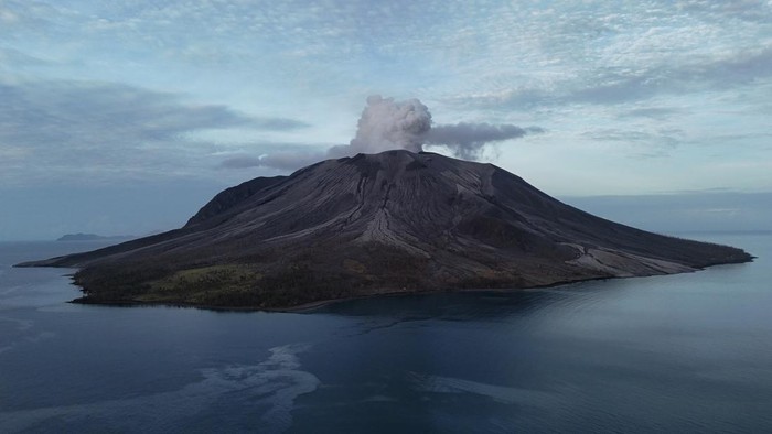 Foto udara kondisi Gunung Ruang yang mengeluarkan asap dari kawah terlihat dari Pelabuhan Tagulandang, Kabupaten Kepulauan Sitaro, Sulawesi Utara, Sabtu (4/5/2024).Pusat Vulkanologi dan Mitigasi Bencana Geologi (PVMBG) melaporkan status Gunung Ruang masih dalam status awas atau level IV dan kegempaan masih didominasi oleh tremor menerus sehingga penduduk yang bermukiman  di wilayah Tagulandang masuk dalam radius enam kilometer agar segera dievakuasi ke tempat aman.ANTARA FOTO/Andri Saputra/wpa.
