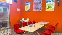Restorannya memang tidak begitu besar, tetapi cukup nyaman untuk makan bersama kerabat. Sentuhan dekorasi warna jingga, merah, hingga biru pun membuat restorannya terlihat cerah. Foto: Detikcom / Atiqa Rana
