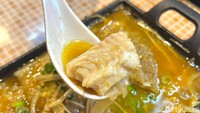 Untuk hidangan ini, aroma amis ikannya masih cukup kuat. Namun masih aman jika dipadukan dengan kuahnya yang gurih dengan aroma bawang putih. Selain ikan, ada tambahan kulit tahu hingga jamur enoki. Foto: Detikcom / Atiqa Rana