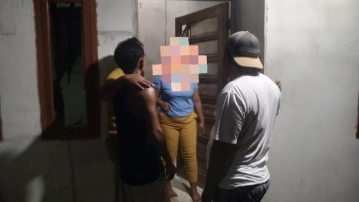 SP (berkaos singlet) saat diamankan karena jadi salah satu pemerkosa gadis di bawah umur di Bangka.
