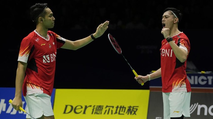 Indonesias Fajar Alfian, left and Muhammad Rian Adrianto celebrate after defeating Taiwans Lee Yang and Wang Chi-lin in the semi-final of the Thomas Cup Finals held in Chengdu in southwestern Chinas Sichuan Province, Saturday, May 4, 2024. (AP Photo/Ng Han Guan)