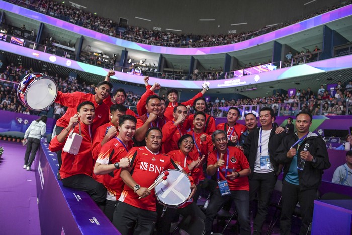 Tim bulu tangkis putra Indonesia merayakan kemenangan usai menang atas Taiwan Wang Tzu Wei dalam semifinal Piala Thomas 2024 di Chengdu Hi Tech Zone Sports Center Gymnasium, Chengdu, China, Sabtu (4/5/2024). Jonatan menang 21-11, 21-16 dan memastikan tim Thomas Indonesia melaju ke final setelah mengalahkan Taiwan dengan skor 3-0. ANTARA FOTO/Galih Pradipta/YU
