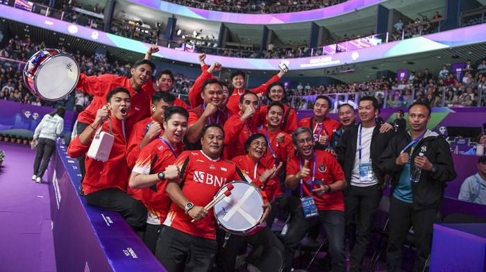 Tim bulu tangkis putra Indonesia merayakan kemenangan usai menang atas Taiwan Wang Tzu Wei dalam semifinal Piala Thomas 2024 di Chengdu Hi Tech Zone Sports Center Gymnasium, Chengdu, China, Sabtu (4/5/2024). Jonatan menang 21-11, 21-16 dan memastikan tim Thomas Indonesia melaju ke final setelah mengalahkan Taiwan dengan skor 3-0. ANTARA FOTO/Galih Pradipta/YU