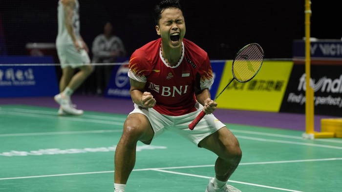 Indonesia's Anthony Sinisuka Ginting celebrates after defeating Taiwan's Chou Tien Chen in the semi-final of the Thomas Cup Finals held in Chengdu in southwestern China's Sichuan Province, Saturday, May 4, 2024. (AP Photo/Ng Han Guan)