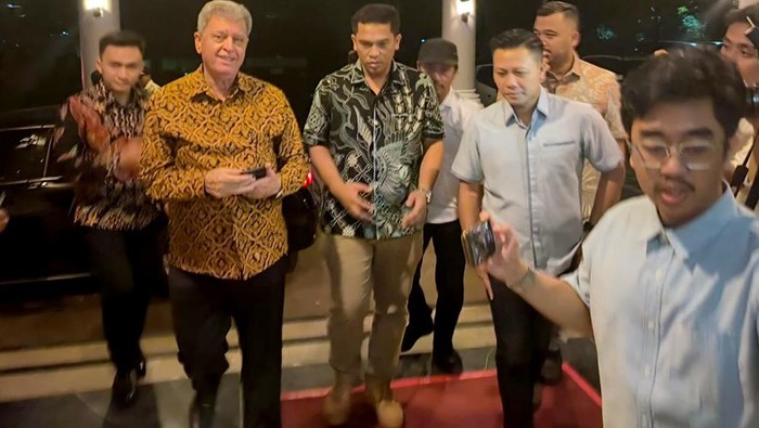 Syukuran Kemenangan Prabowo-Gibran, Sahabat Bang Ara Beri Donasi untuk Palestina Presiden dan Wakil Presiden terpilih Prabowo Subianto dan Gibran Rakabuming bersama Relawan Sahabat Bang Ara (Maruar Sirait) gelar acara syukuran kemenangan yang dibarengi dengan ibadah syukur dan donor darah.