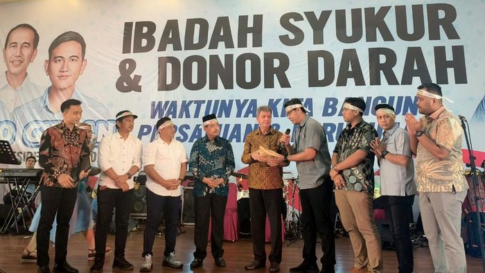 Syukuran Kemenangan Prabowo-Gibran, Sahabat Bang Ara Beri Donasi untuk Palestina Presiden dan Wakil Presiden terpilih Prabowo Subianto dan Gibran Rakabuming bersama Relawan Sahabat Bang Ara (Maruar Sirait) gelar acara syukuran kemenangan yang dibarengi dengan ibadah syukur dan donor darah.