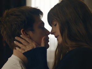 Rekomendasi Tontonan Mei: Kisah Cinta Nicholas Galitzine & Anne Hathaway