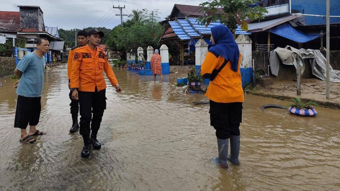 Tim BPBD Sidrap saat memantau dampak banjir di permukiman warga.