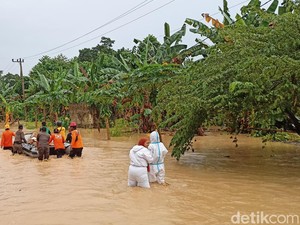 Ganasnya Banjir Terjang 7 Kabupaten di Sulsel hingga 9 Orang Tewas