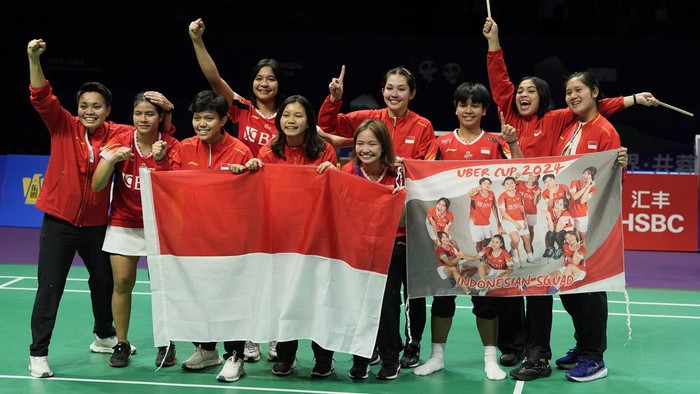 Indonesian team members pose for photos on court after Team Indonesia take a 3-2 win over Team South Korea in the semi-final of the Uber Cup Finals held in Chengdu in southwestern Chinas Sichuan Province, Saturday, May 4, 2024. (AP Photo/Ng Han Guan)