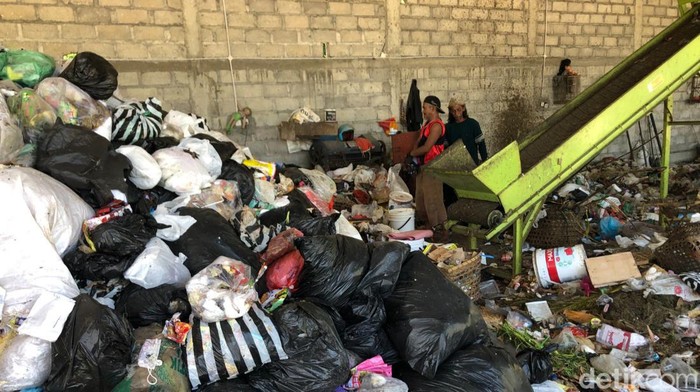 Suasana pemilahan sampah di TPS3R Resik Tenan, Bangunjiwo, Kasihan, Bantul, Sabtu (4/5/2024).