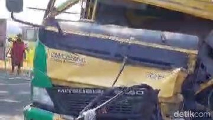 Truk ringsek usai kecelakaan di Bojonegoro.