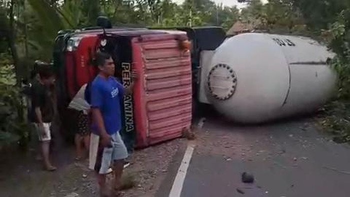 Truk tangki Pertamina tabrak motor 2 tewas di Bojonegoro
