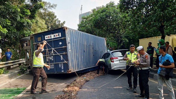 Tak Kuat Nanjak, Truk Terguling lalu Timpa Mobil di Flyover Pekayon