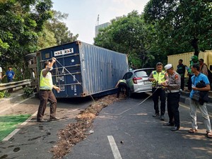 Tak Kuat Nanjak, Truk Terguling lalu Timpa Mobil di Flyover Pekayon