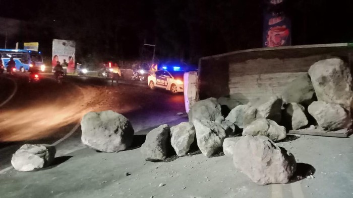 Truk bermuatan batu kali yang terguling di tikungan Slumprit, Patuk, Gunungkidul.