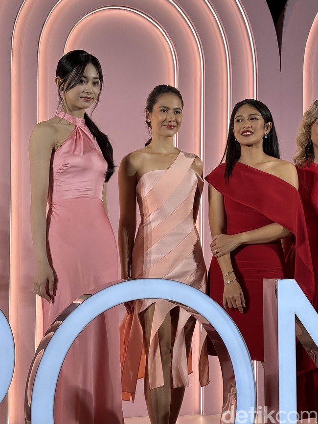 Personel grup KPop TWICE, Tzuyu datang ke Indonesia untuk menghadiri acara peresmian produk kecantikan. Dalam kesempatan itu, hadir pula aktris Tanah Air Dian Sastrowardoyo dan Pevita Pearce. Foto: dok. R Chairini Putong/Wolipop