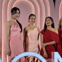 Personel grup KPop TWICE, Tzuyu datang ke Indonesia untuk menghadiri acara peresmian produk kecantikan. Dalam kesempatan itu, hadir pula aktris Tanah Air Dian Sastrowardoyo dan Pevita Pearce. Foto: dok. R Chairini Putong/Wolipop