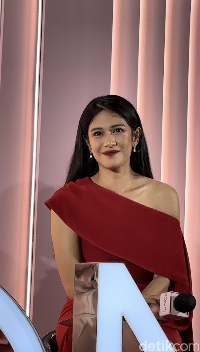 Sedangkan Dian Sastrowardoyo memancarkan keanggunan dengan gaun merah dan pulasan lipstik yang senada. Rambut hitam panjangnya dibiarkan terurai. Foto: dok. R Chairini Putong/Wolipop