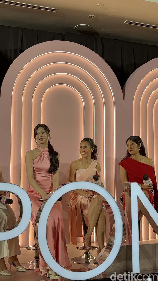 Duduk berdampingan, Tzuyu TWICE, Dian Sastrowardoyo, dan Pevita Pearce menonjolkan kecantikan wanita Asia. Foto: dok. R Chairini Putong/Wolipop