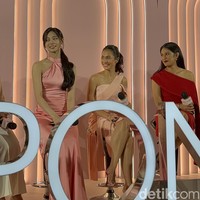 Duduk berdampingan, Tzuyu TWICE, Dian Sastrowardoyo, dan Pevita Pearce menonjolkan kecantikan wanita Asia. Foto: dok. R Chairini Putong/Wolipop