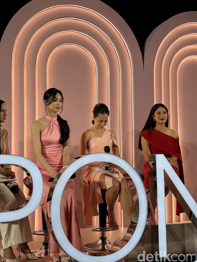 Ketiga brand ambassador terlihat glowing dan awet muda di usianya. Bahkan kamera tak bisa menangkap kecantikan aslinya. Foto: dok. R Chairini Putong/Wolipop