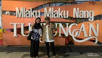 Bersama kawan di Jalan Tunjungan.