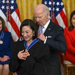 Michelle Yeoh Dapat Penghargaan Tertinggi Warga Sipil AS!