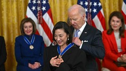 Michelle Yeoh Dapat Penghargaan Tertinggi Warga Sipil AS!