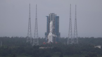 Di tengah guyuran hujan roket pembawa Long March 5 Yao-8, siap membawa Wahana Change-6 menuju ke bulan di Wenchang Space Launch Site, Kota Wenchang, Provinsi Hainan, China, Rabu (3/5/2024).