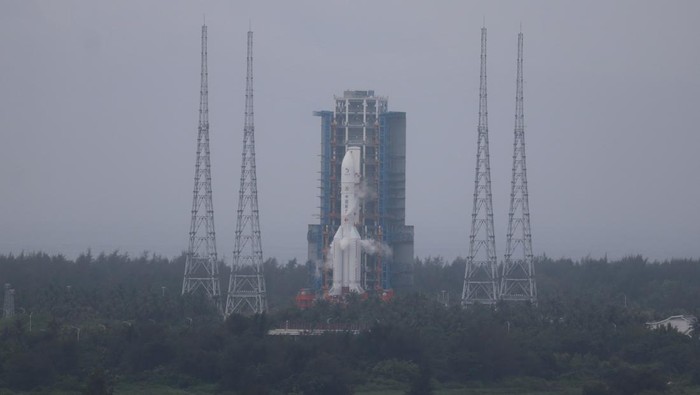 Di tengah guyuran hujan roket pembawa Long March 5 Yao-8, siap membawa Wahana Change-6 menuju ke bulan di Wenchang Space Launch Site, Kota Wenchang, Provinsi Hainan, China, Rabu (3/5/2024). Badan Antariksa Nasional China menargetkan Wahana Change-6 akan bertugas selama 53 hari untuk mengumpulkan 2 kg sampel batuan dari kawah di sisi jauh bulan yang belum pernah dijelajahi manusia sebelumnya. ANTARA FOTO/Desca Lidya Natalia/Spt.