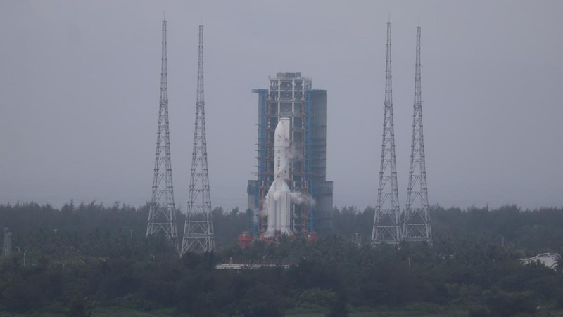 Di tengah guyuran hujan roket pembawa Long March 5 Yao-8, siap membawa Wahana Chang'e-6 menuju ke bulan di Wenchang Space Launch Site, Kota Wenchang, Provinsi Hainan, China, Rabu (3/5/2024). Badan Antariksa Nasional China menargetkan Wahana Chang'e-6 akan bertugas selama 53 hari untuk mengumpulkan 2 kg sampel batuan dari kawah di sisi jauh bulan yang belum pernah dijelajahi manusia sebelumnya. ANTARA FOTO/Desca Lidya Natalia/Spt.