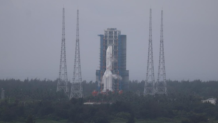 Wahana Change-6 milik Badan Antariksa Nasional China diluncurkan ke bulan Di tengah guyuran hujan roket pembawa Long March 5 Yao-8, siap membawa Wahana Change-6 menuju ke bulan di Wenchang Space Launch Site, Kota Wenchang, Provinsi Hainan, China, Rabu (3/5/2024). Badan Antariksa Nasional China menargetkan Wahana Change-6 akan bertugas selama 53 hari untuk mengumpulkan 2 kg sampel batuan dari kawah di sisi jauh bulan yang belum pernah dijelajahi manusia sebelumnya. ANTARA FOTO/Desca Lidya Natalia/Spt.