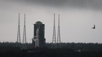 Di tengah guyuran hujan roket pembawa Long March 5 Yao-8, siap membawa Wahana Change-6 menuju ke bulan di Wenchang Space Launch Site, Kota Wenchang, Provinsi Hainan, China, Rabu (3/5/2024). Badan Antariksa Nasional China menargetkan Wahana Change-6 akan bertugas selama 53 hari untuk mengumpulkan 2 kg sampel batuan dari kawah di sisi jauh bulan yang belum pernah dijelajahi manusia sebelumnya. ANTARA FOTO/Desca Lidya Natalia/Spt.