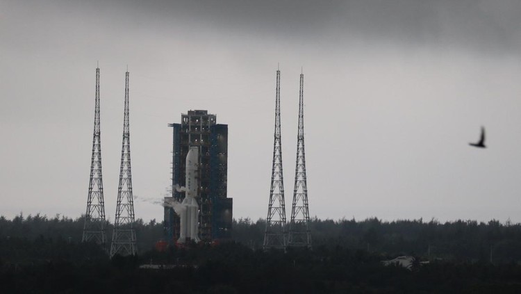 Di tengah guyuran hujan roket pembawa Long March 5 Yao-8, siap membawa Wahana Change-6 menuju ke bulan di Wenchang Space Launch Site, Kota Wenchang, Provinsi Hainan, China, Rabu (3/5/2024). Badan Antariksa Nasional China menargetkan Wahana Change-6 akan bertugas selama 53 hari untuk mengumpulkan 2 kg sampel batuan dari kawah di sisi jauh bulan yang belum pernah dijelajahi manusia sebelumnya. ANTARA FOTO/Desca Lidya Natalia/Spt.