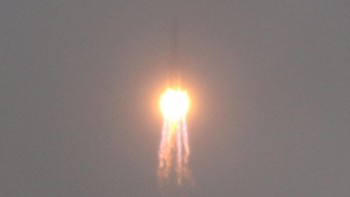 Kutub selatan digambarkan oleh para ilmuwan sebagai sabuk emas untuk eksplorasi Bulan. Es di kutub dapat menopang basis penelitian jangka panjang tanpa bergantung pada sumber daya mahal yang diangkut dari Bumi.