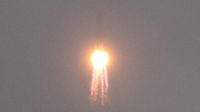 Di tengah guyuran hujan roket pembawa Long March 5 Yao-8, siap membawa Wahana Change-6 menuju ke bulan di Wenchang Space Launch Site, Kota Wenchang, Provinsi Hainan, China, Rabu (3/5/2024). Badan Antariksa Nasional China menargetkan Wahana Change-6 akan bertugas selama 53 hari untuk mengumpulkan 2 kg sampel batuan dari kawah di sisi jauh bulan yang belum pernah dijelajahi manusia sebelumnya. ANTARA FOTO/Desca Lidya Natalia/Spt.