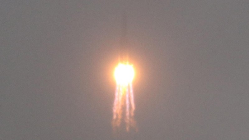Di tengah guyuran hujan roket pembawa Long March 5 Yao-8, siap membawa Wahana Chang'e-6 menuju ke bulan di Wenchang Space Launch Site, Kota Wenchang, Provinsi Hainan, China, Rabu (3/5/2024). Badan Antariksa Nasional China menargetkan Wahana Chang'e-6 akan bertugas selama 53 hari untuk mengumpulkan 2 kg sampel batuan dari kawah di sisi jauh bulan yang belum pernah dijelajahi manusia sebelumnya. ANTARA FOTO/Desca Lidya Natalia/Spt.