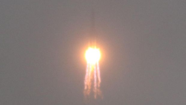 Di tengah guyuran hujan roket pembawa Long March 5 Yao-8, siap membawa Wahana Chang'e-6 menuju ke bulan di Wenchang Space Launch Site, Kota Wenchang, Provinsi Hainan, China, Rabu (3/5/2024). Badan Antariksa Nasional China menargetkan Wahana Chang'e-6 akan bertugas selama 53 hari untuk mengumpulkan 2 kg sampel batuan dari kawah di sisi jauh bulan yang belum pernah dijelajahi manusia sebelumnya. ANTARA FOTO/Desca Lidya Natalia/Spt.