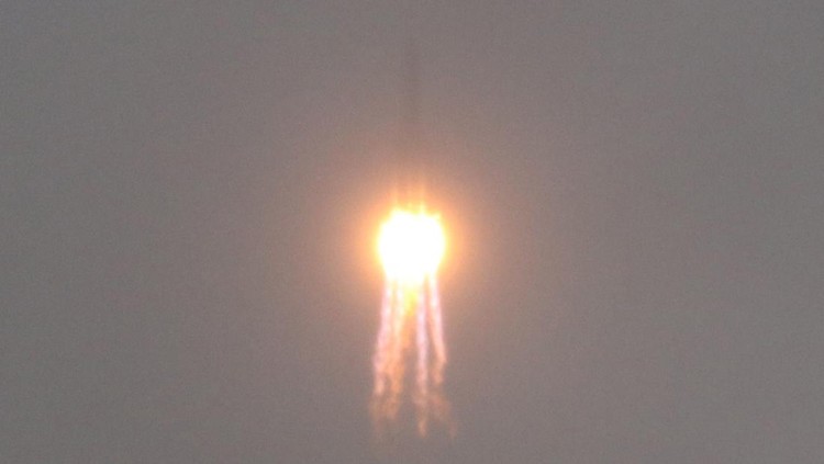 Wahana Change-6 milik Badan Antariksa Nasional China diluncurkan ke bulan Di tengah guyuran hujan roket pembawa Long March 5 Yao-8, siap membawa Wahana Change-6 menuju ke bulan di Wenchang Space Launch Site, Kota Wenchang, Provinsi Hainan, China, Rabu (3/5/2024). Badan Antariksa Nasional China menargetkan Wahana Change-6 akan bertugas selama 53 hari untuk mengumpulkan 2 kg sampel batuan dari kawah di sisi jauh bulan yang belum pernah dijelajahi manusia sebelumnya. ANTARA FOTO/Desca Lidya Natalia/Spt.