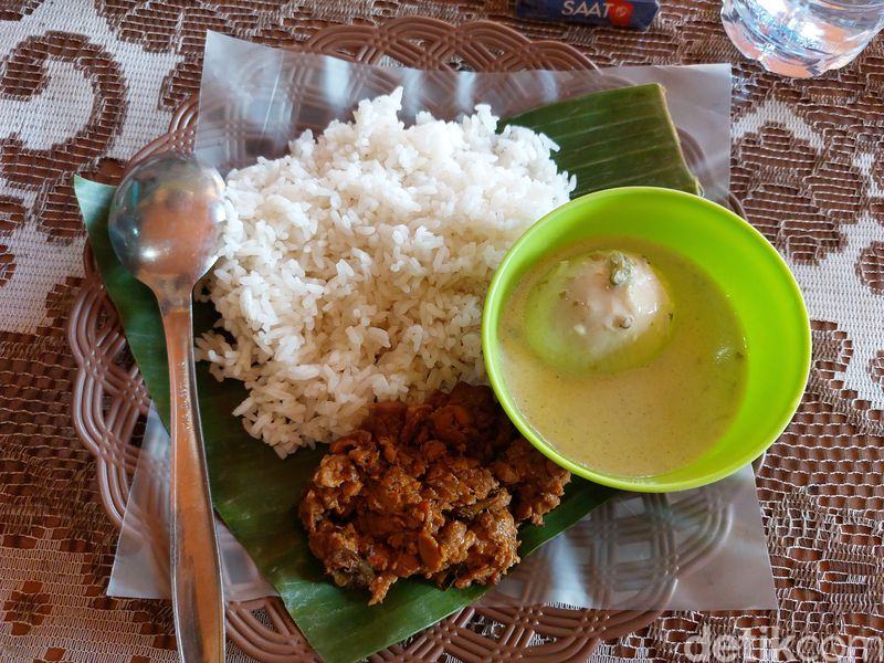Warung makan Sego Bude di Jalan Sieingamangaraja Kota Cirebon