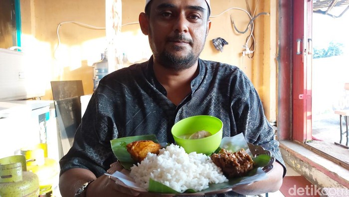 Warung makan Sego Bude di Jalan Sieingamangaraja Kota Cirebon