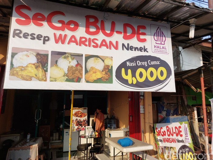 Warung makan Sego Bude di Jalan Sieingamangaraja Kota Cirebon