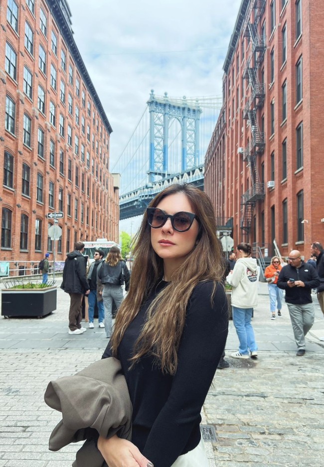 Meski sudah memiliki 3 orang anak namun penampilan Wulan memang masih tampak stylish. Tak heran jika unggahannya pun selalu banjir pujian netizen. Foto: Instagram/@wulanguritno