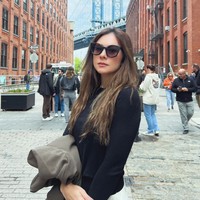 Meski sudah memiliki 3 orang anak namun penampilan Wulan memang masih tampak stylish. Tak heran jika unggahannya pun selalu banjir pujian netizen. Foto: Instagram/@wulanguritno