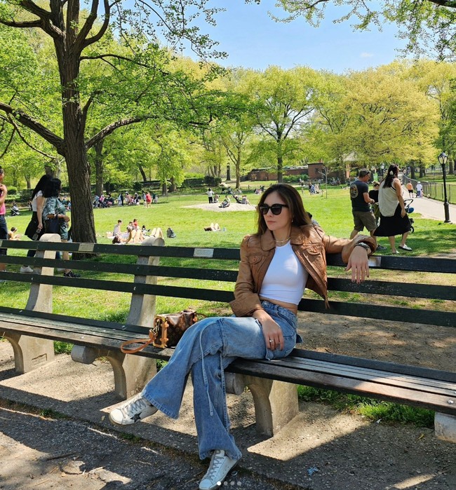 Wanita 43 tahun itu juga dikenal memiliki tubuh langsing yang kerap bikin iri. Tampil memukau, Wulan tampak memadukan crop top dengan jaket kulit dan celana jeans kargo. Foto: Instagram/@wulanguritno