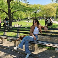 Wanita 43 tahun itu juga dikenal memiliki tubuh langsing yang kerap bikin iri. Tampil memukau, Wulan tampak memadukan crop top dengan jaket kulit dan celana jeans kargo. Foto: Instagram/@wulanguritno