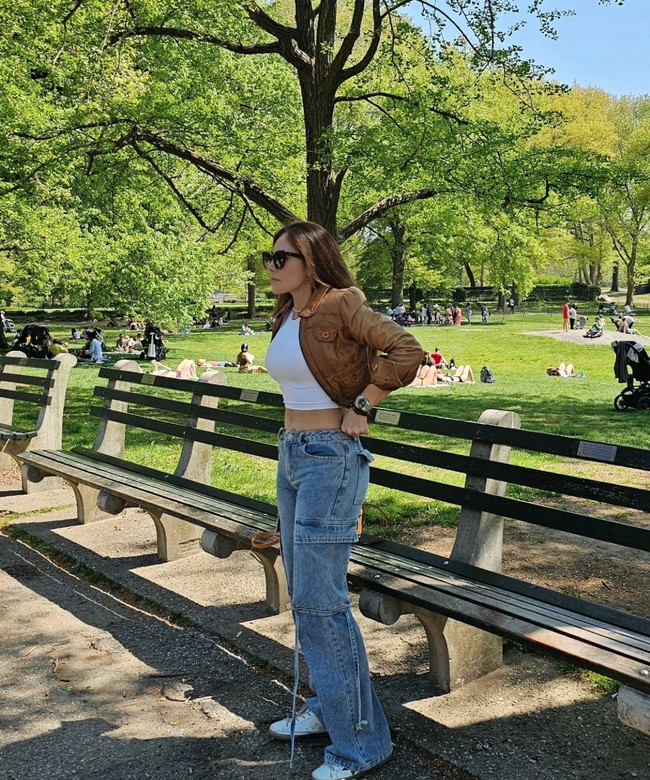 Mengenakan crop top, perut rata Wulan Guritno jelas terlihat. Body goals yang dimiliki Wulan saat ini diketahui karena dirinya rajin berolahraga dan juga menjaga pola makannya. Foto: Instagram/@wulanguritno