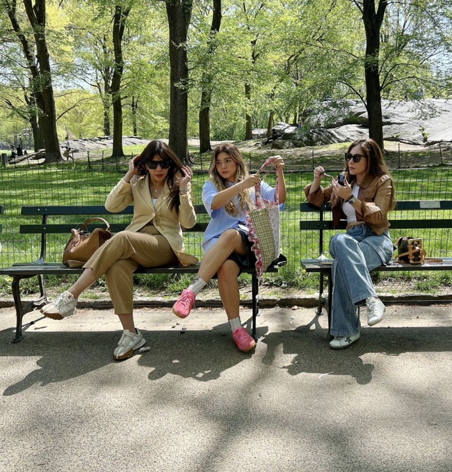 Tak sendirian, kepergian Wulan ke New York juga ditemani oleh sang putri dan kerabatnya. Duduk bersebelahan, lihat saja gaya Wulan yang tak kalah dari sang anak, Shaloom. Foto: Instagram/@wulanguritno